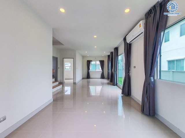 *****บ้านเดี่ยวมือสอง ม.เซนโทร พหลโยธิน-วิภาวดี เนื้อที่กว้าง 51 ตร.ว. ฟังก์ชัน 3 ห้องนอน 3 ห้องน้ำ ที่จอดรถ 2 คัน บ้านหลังใหญ่ สภาพใหม่เอี่ยม พร้อมลากกระเป๋าเข้าอยู่! บนทำเลเดินทางสะดวกเชื่อมต่อถนนพหลโยธิน, ถนนลำลูกกา, ถนนสายไหม, ถนนรังสิต-นครนายก และทางด่วน "โทลล์เวย์" จองเลยวันนี้!